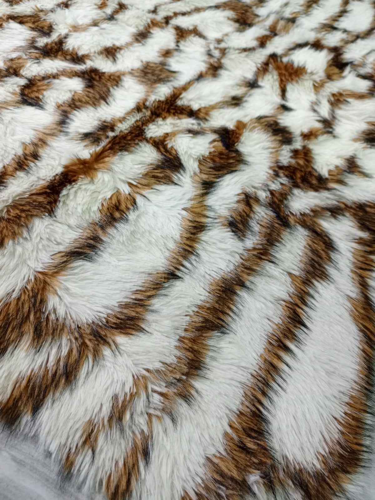 Tapis Fausse Fourrure Jacquard Tigré Marron et Blanc - 185x130 cm _ TPS542
