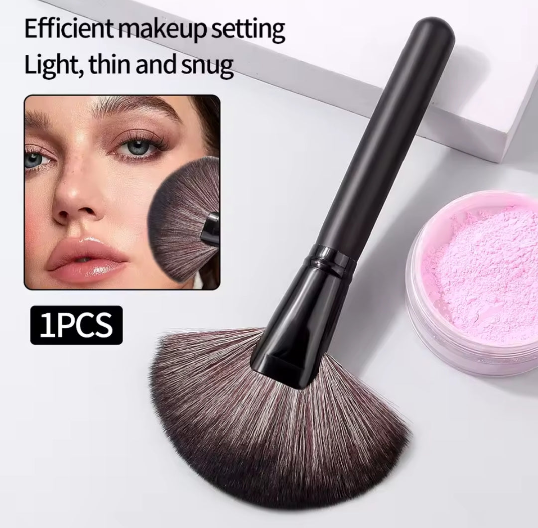 Pinceau Éventail XXL Professionnel - Poudre Libre, Blush & Contouring