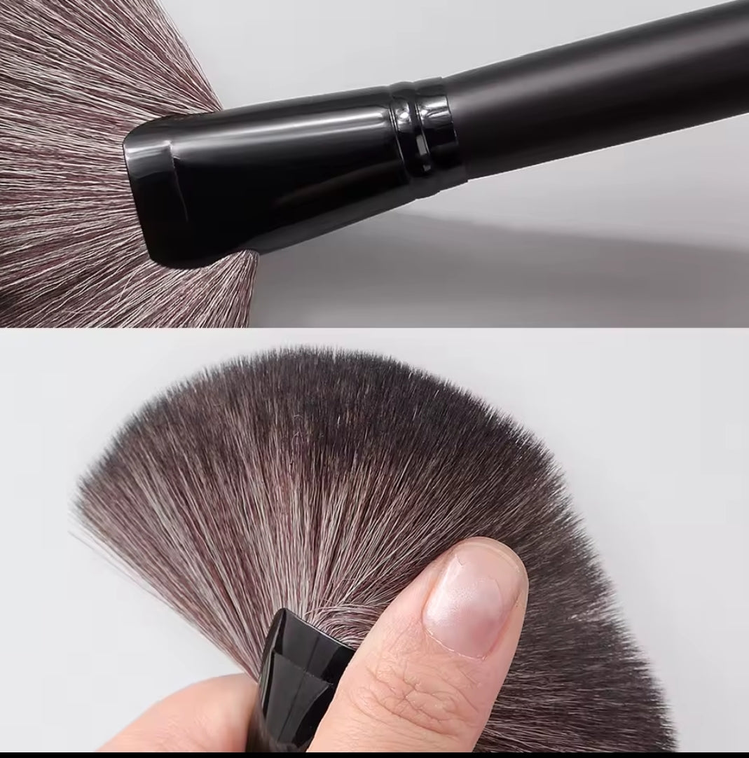 Pinceau Éventail XXL Professionnel - Poudre Libre, Blush & Contouring
