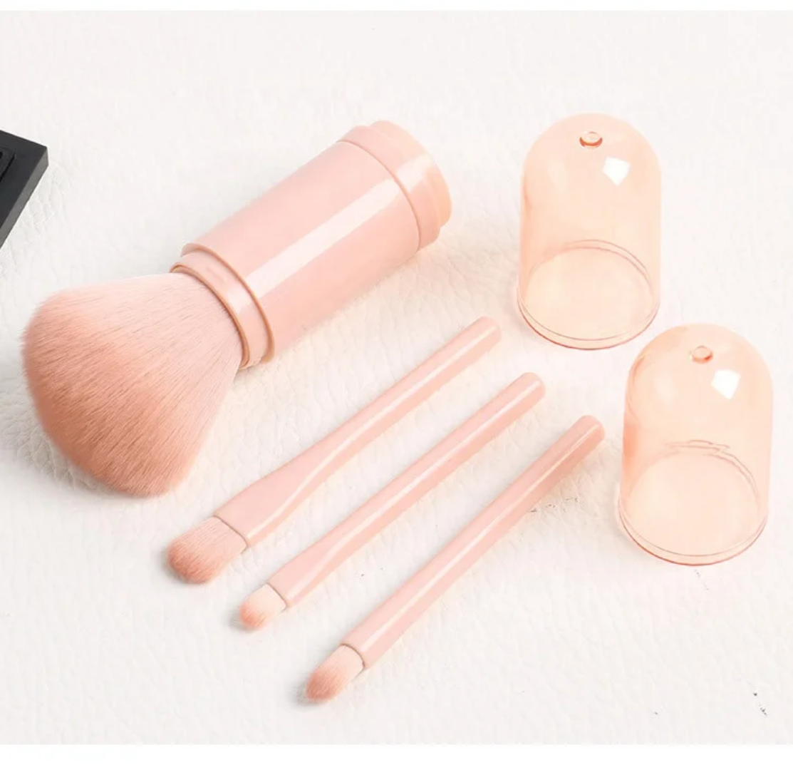 Pinceau de Maquillage Multi-Fonctions 4-en-1 - Design Capsule de Voyage