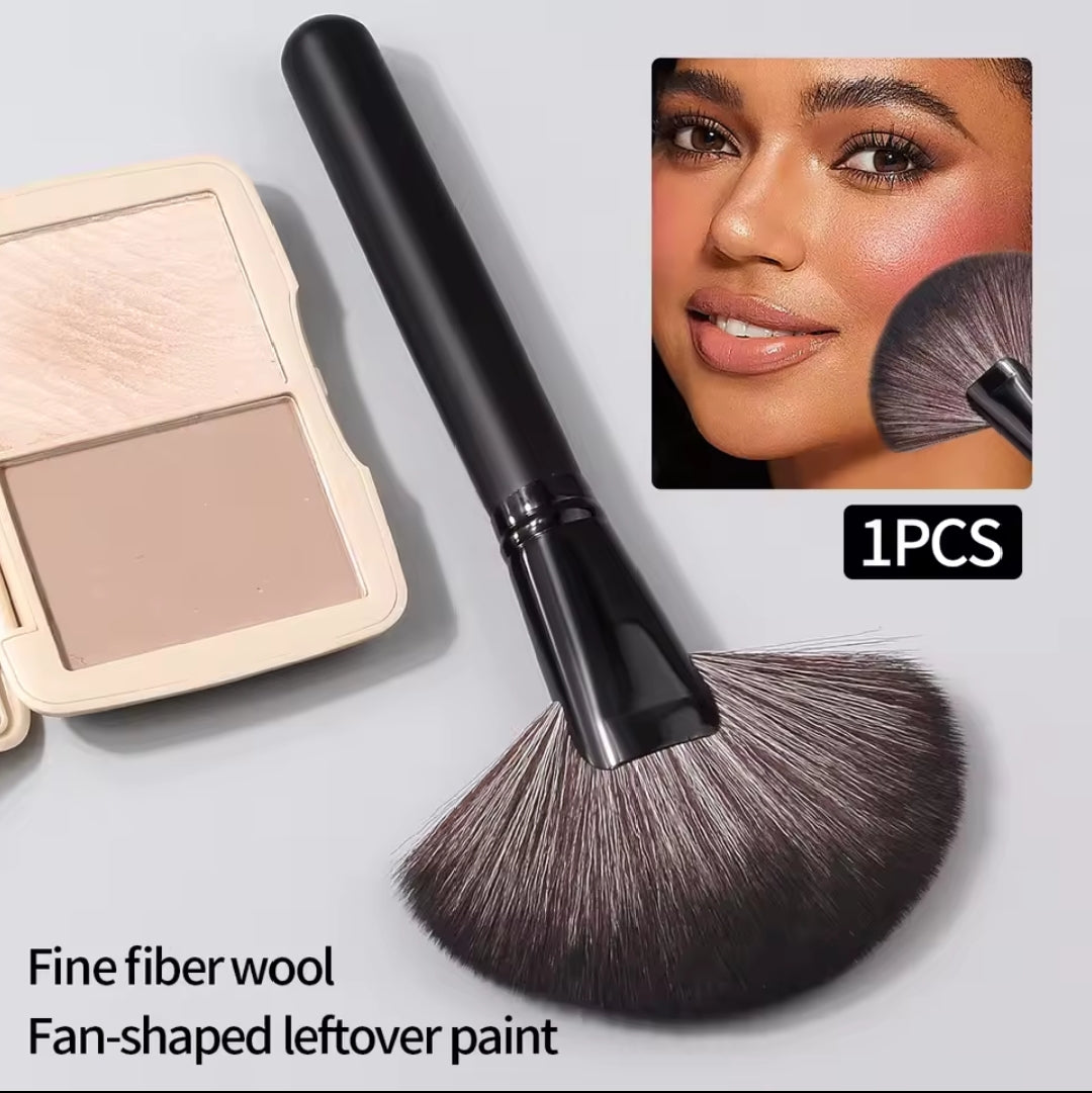Pinceau Éventail XXL Professionnel - Poudre Libre, Blush & Contouring