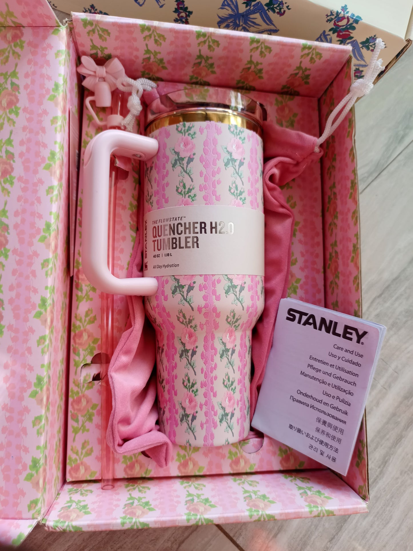 Stanley x LoveShackFancy Limited Edition Quencher H2.0 FlowState™ Tumbler - 40oz (Édition Rose Bonbon Bow)_ Stanley Cup