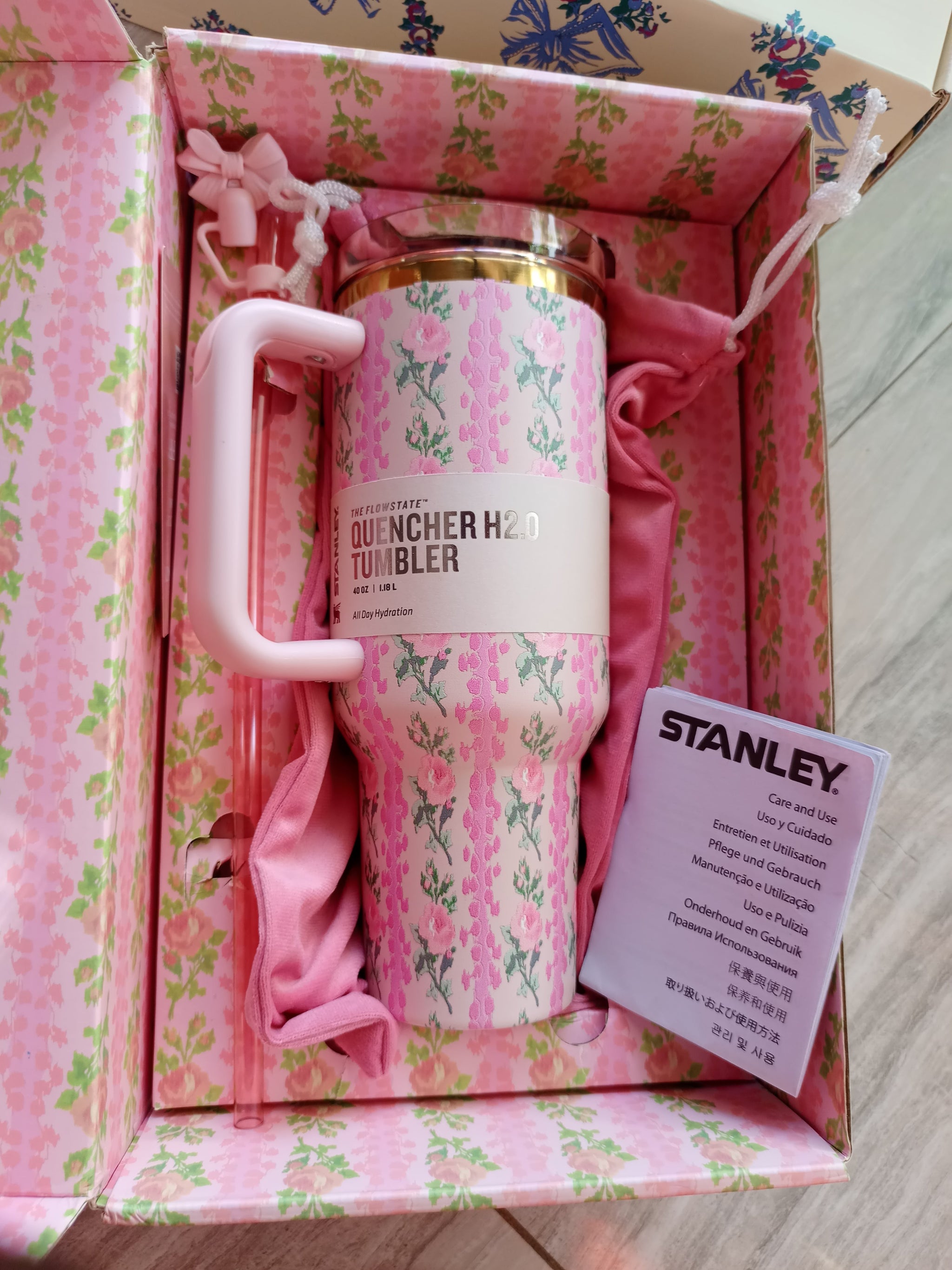 Stanley x LoveShackFancy Limited Edition Quencher H2.0 FlowState™ Tumbler - 40oz (Édition Rose Bonbon Bow)_ Stanley Cup