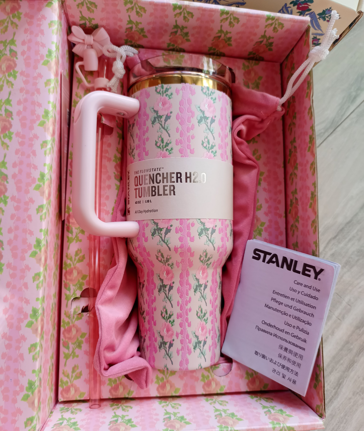Stanley x LoveShackFancy Limited Edition Quencher H2.0 FlowState™ Tumbler - 40oz (Édition Rose Bonbon Bow)_ Stanley Cup