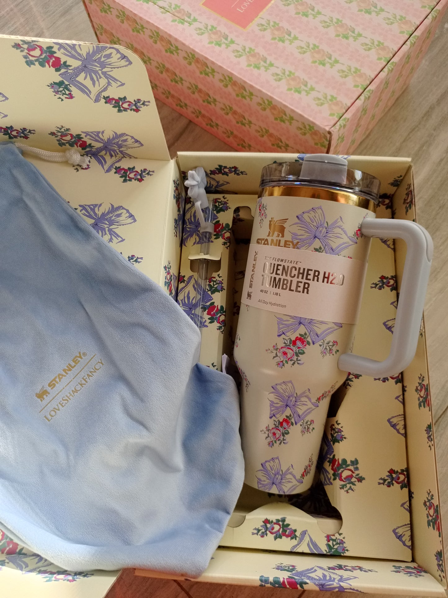 Stanley x LoveShackFancy Limited Edition Quencher H2.0 FlowState™ Tumbler - 40oz (Édition Ribbon & Floral)