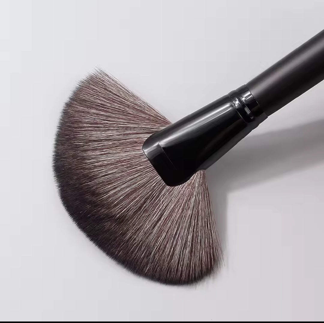 Pinceau Éventail XXL Professionnel - Poudre Libre, Blush & Contouring