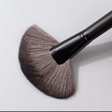 Pinceau Éventail XXL Professionnel - Poudre Libre, Blush & Contouring